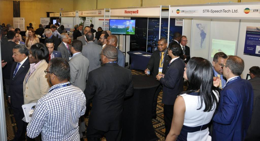 Pie de foto: Stands de la feria de exhibición de los proveedores de servicios aeronáuticos.