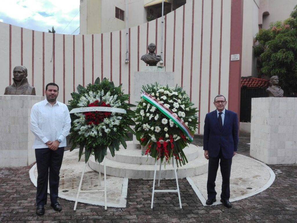 Delegación de México celebra 207 aniversario de su Independencia en plaza de Querétaro frente al IDAC