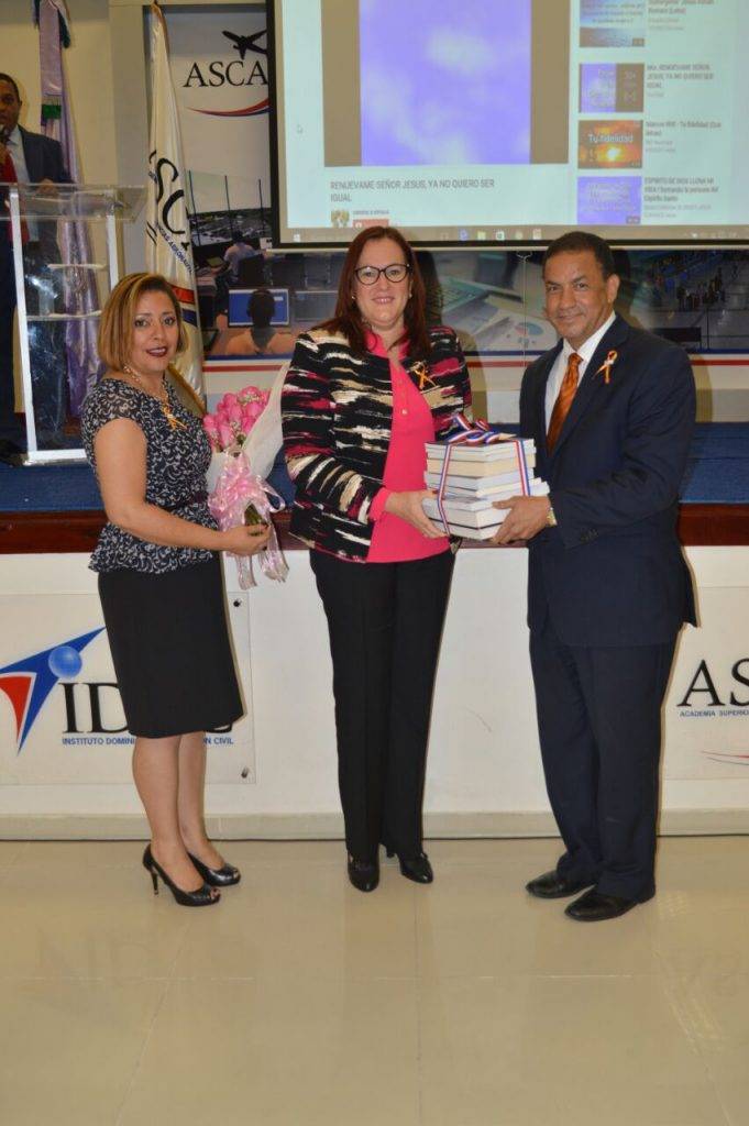 1- La ministra de la Mujer, Janet Camilo, junto al equipo de la ASCA y del IDAC que le acompañaron al final de su disertación.