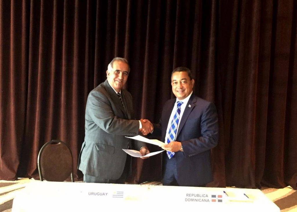 El IDAC firma memorando de entendimiento con Aviación Civil de Uruguay