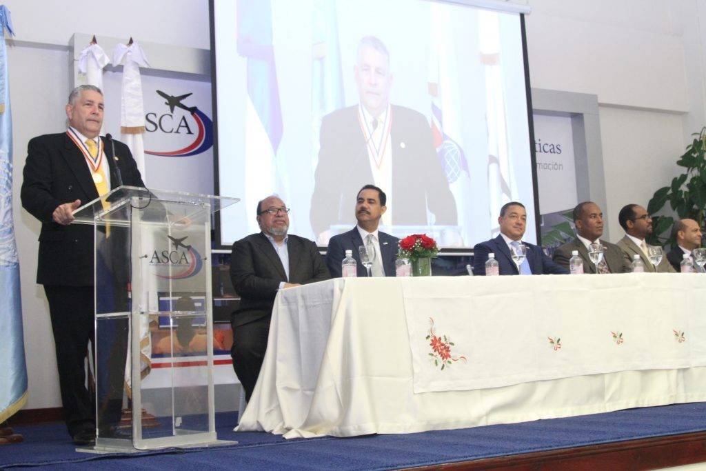 El IDAC reconoce director regional de la OACI y deja inaugurada galería de exdirectores 2