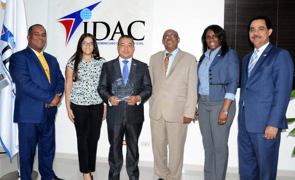 Fundación cultural reconoce al director general del IDAC como modelo de funcionario