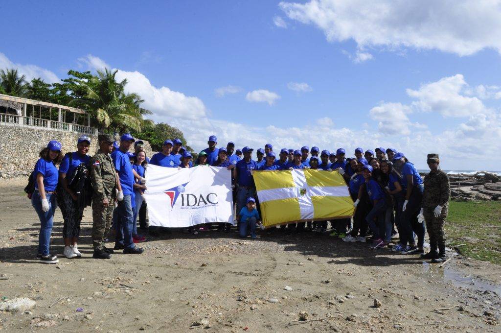 Personal del IDAC en jornada limpieza de playa Najayo
