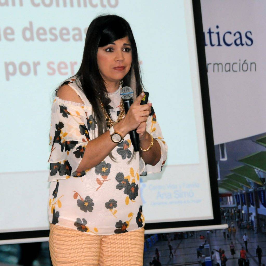 Ana Simó junto al personal del IDAC y la ASCA durante la charla por el Día Internacional de la Mujer. 1