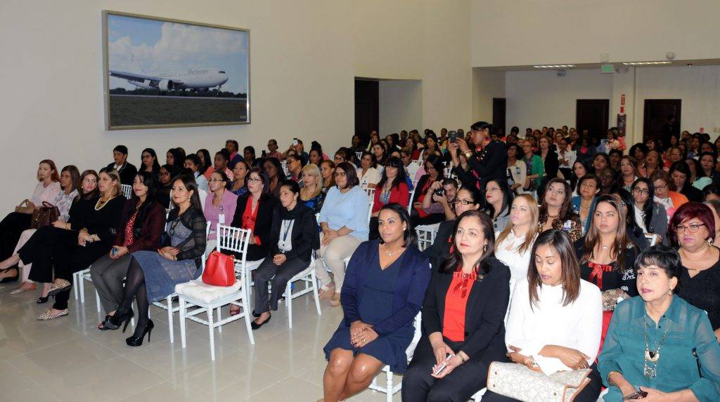 Ana Simó junto al personal del IDAC y la ASCA durante la charla por el Día Internacional de la Mujer. 2