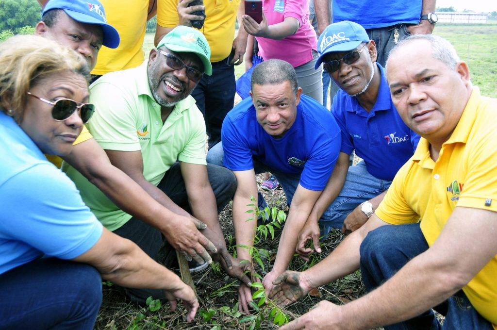 Personal en pleno del IDAC en exitosa jornada de reforestación