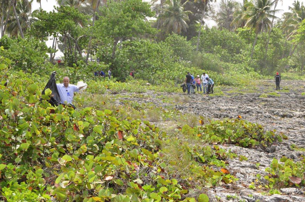 Voluntarios del IDAC desarrollaron jornada limpieza de la costa en Día Mundial Océanos 3