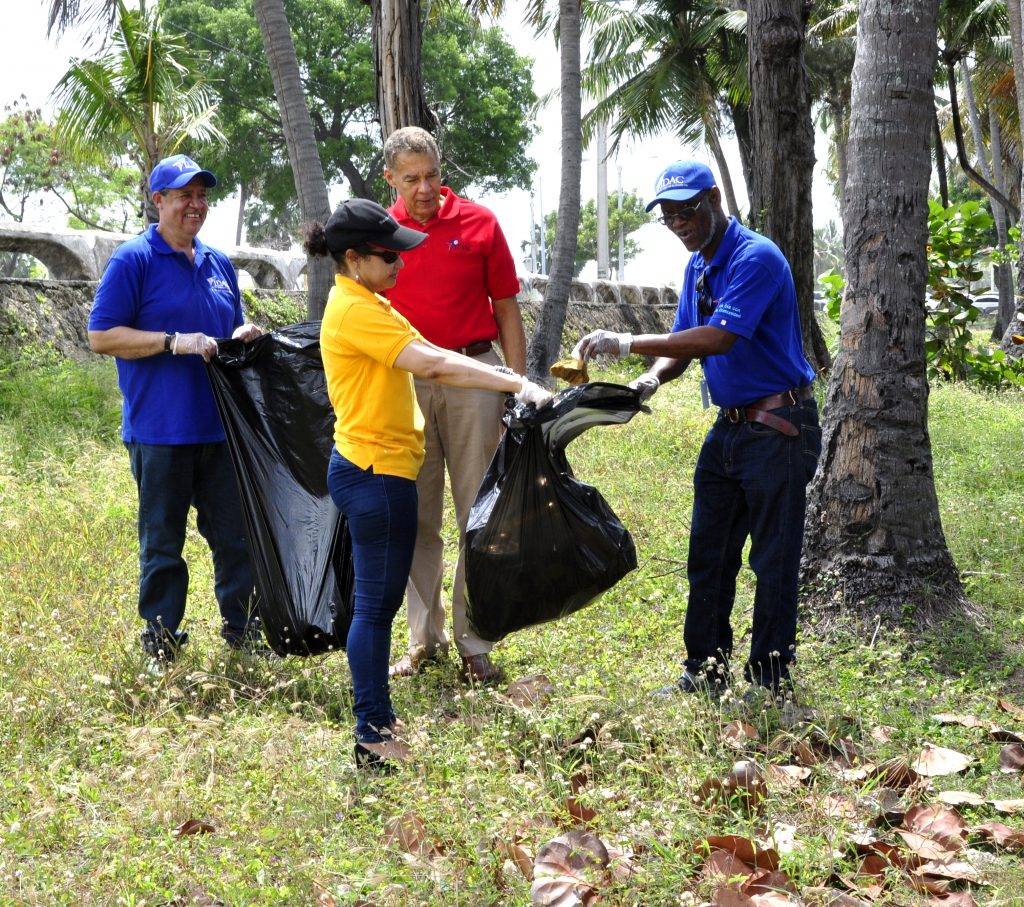 Voluntarios del IDAC desarrollaron jornada limpieza de la costa en Día Mundial Océanos 2
