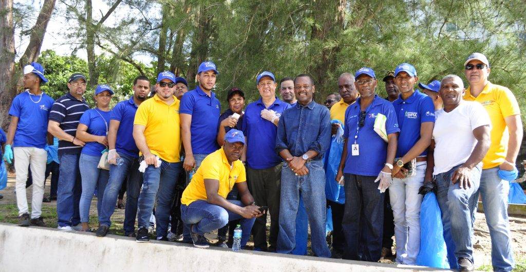 Personal del IDAC se integra a actividades del Día Nacional de la Limpieza