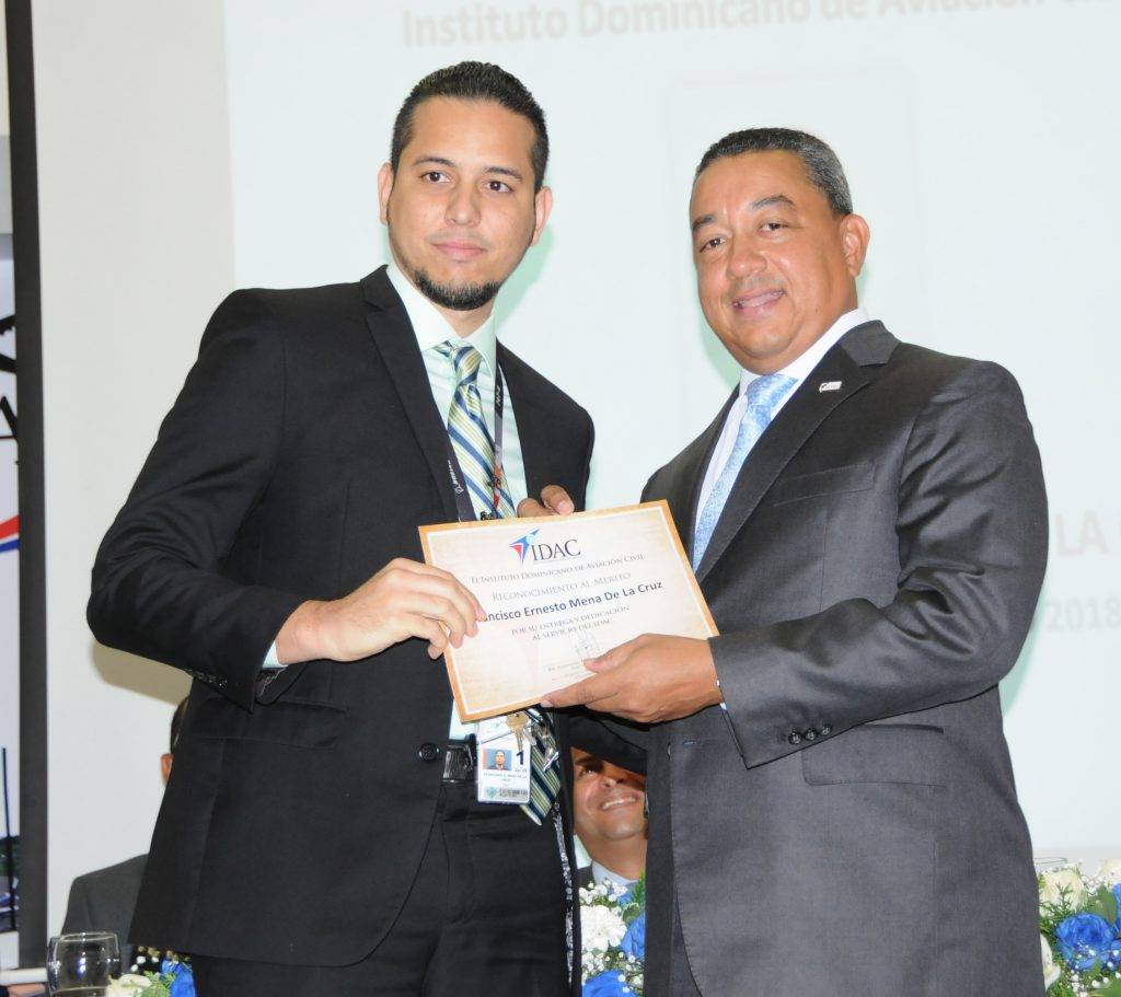 El IDAC reconoce a funcionarios y servidores en celebración  Semana Aviación Civil
