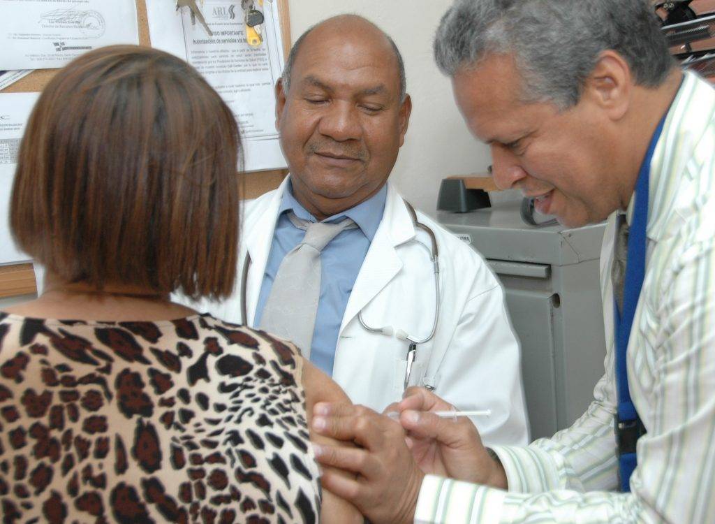 Médicos del IDAC inician jornada vacunación del personal 1