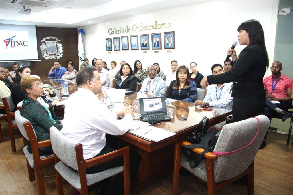 Personal del IDAC y la ASCA participan en charla sobre derechos del consumidor