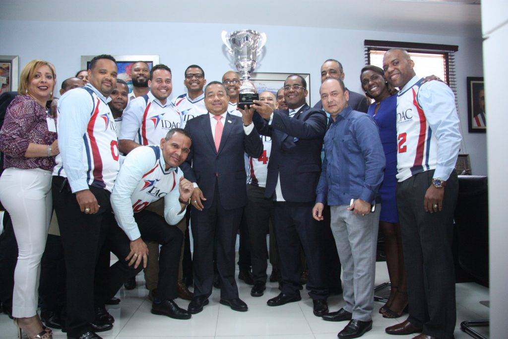 Alejandro Herrera recibe equipo del IDAC ganador del torneo de baloncesto Aerodom 2019