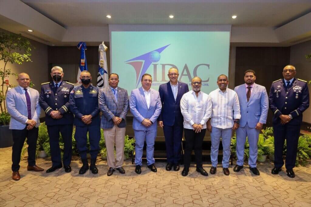 El Director General interino, Héctor Porcella, acompañado de los funcionarios invitados.