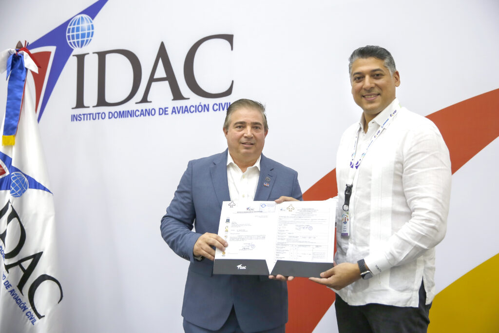 Héctor Porcella director del IDAC entrega certificado de operador aéreo a Víctor Pacheco Méndez, presidente de Arajet.