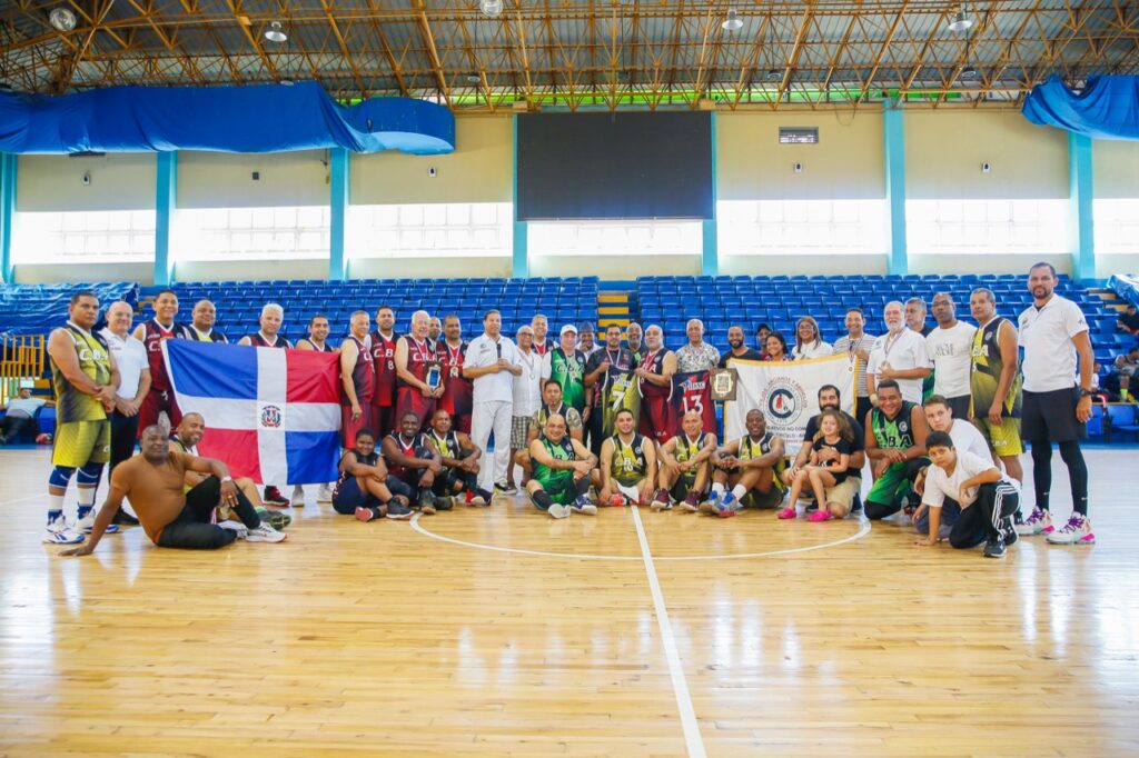 Círculo de Baloncestistas Añejos reconoce figuras del deporte y dedica torneo al Idac 2