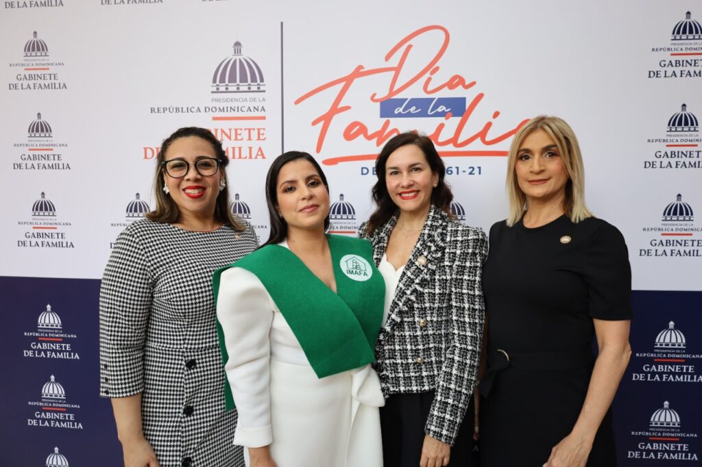 Representante del IDAC se gradúa en diplomado dirigido a la familia 1