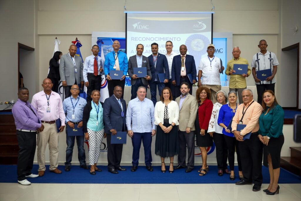 Idac reconoce 121 de sus colaboradores por antigüedad en el servicio