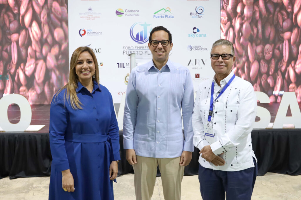 Mileika Brugal presidenta de Cámara de Comercio y Producción de PP, Sigmund Freund director ejecutivo Alianzas-Público-Privadas y Luis José Chávez director de Comunicación Idac.