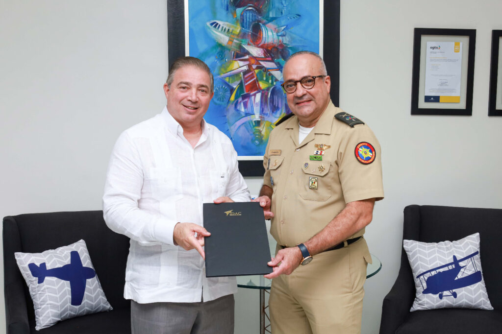Director general interino del Idac, Héctor Porcella junto al presidente de la Cooperativa comandante Elías Caamaño