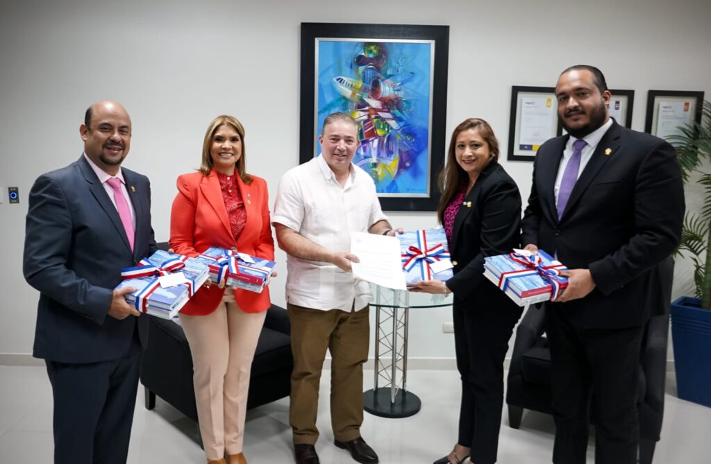 Gilberto Manuel Succari, Rossy Solís, Héctor Porcella, Eva Nicolle Monte Bac y Juan Manuel Ventura Ureña 