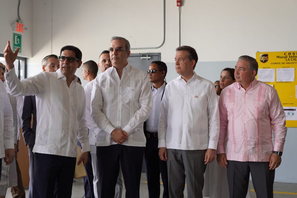 El Presidente Luis Abinader junto a Ito Bisonó, ministro de Industria y Comercio y Mypimes y el director general interino del Instituto Dominicano de Aviación Civil, quienes reciben las explicaciones de ejecutivo de Rannik, durante el recorrido por el nuevo almacén de carga aérea en el aeropuerto internacional “Las Américas”.