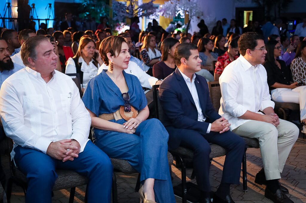 Porcella pondera las nuevas cifras del crecimiento turístico y resalta la exitosa alianza estratégica del turismo y la aviación civil 1