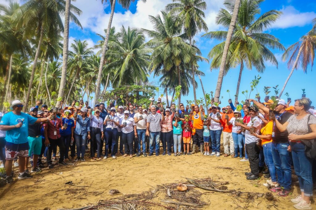Idac encabeza jornada de limpieza y reforestación en zona costera de Playa Jackson, en el Catey de Samaná