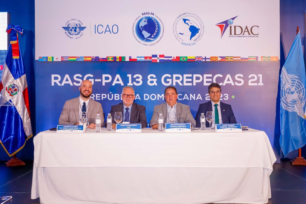 Andrew Larsen, Co-Presidente Estados Rasg-pa, presidente del Grepecas; Christopher Barks, director de la Oficina Regional para Norteamérica, Centroamérica y del Caribe de la Oaci; Héctor Porcella, director general del IDAC y Fabio Rabbani, director regional de la Oficina para Sudamérica de la Oaci
