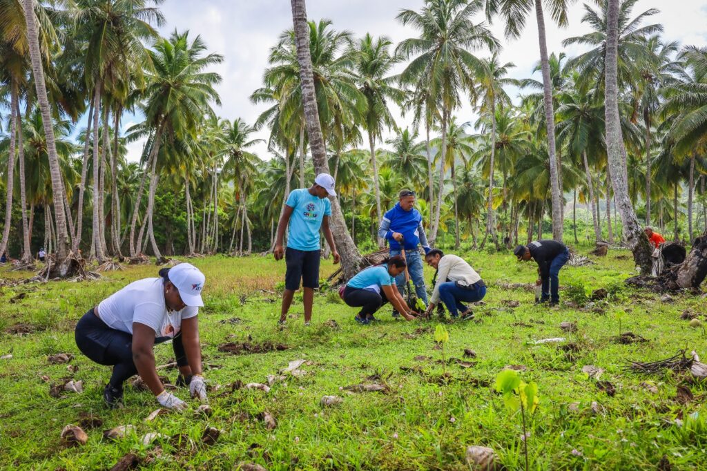 Idac encabeza jornada de limpieza y reforestación en zona costera de Playa Jackson, en el Catey de Samaná 2