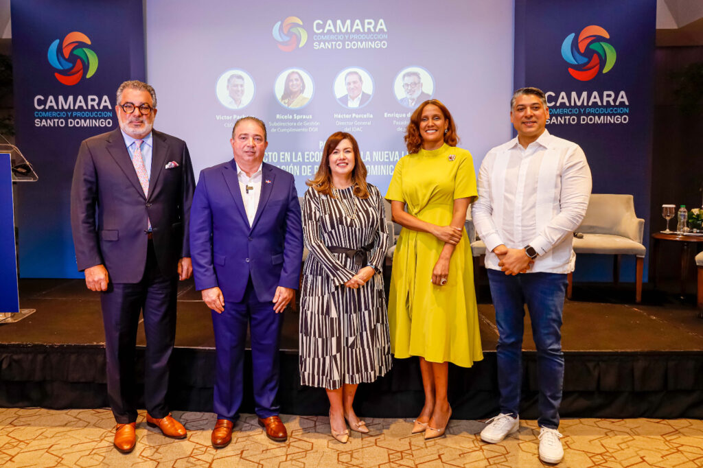 They are accompanied by the Director General of IDAC, Héctor Porcella, the former president of Asonahores, Enrique de Marchena, Enrique de Marchena, the Deputy Director of Compliance Management of the General Directorate of Internal Taxes, Ricela Sprauss and the president of Arajet, Víctor Pacheco.