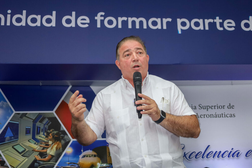 Jóvenes y estudiantes acuden masivamente a la segunda Feria de Empleos y Open House del Idac 1