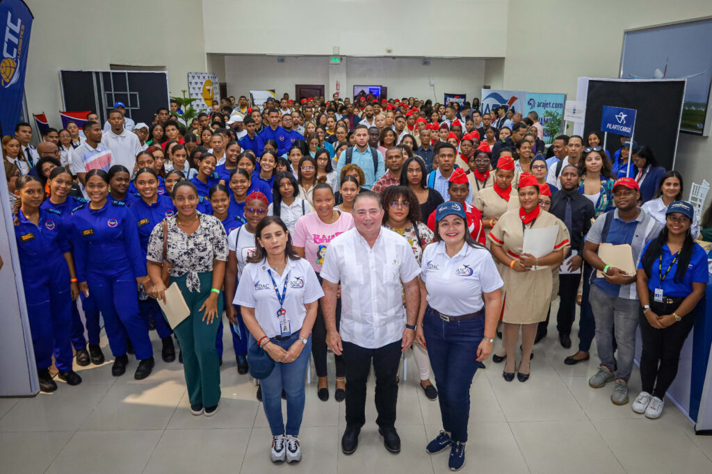 Jóvenes y estudiantes acuden masivamente a la segunda Feria de Empleos y Open House del Idac 2