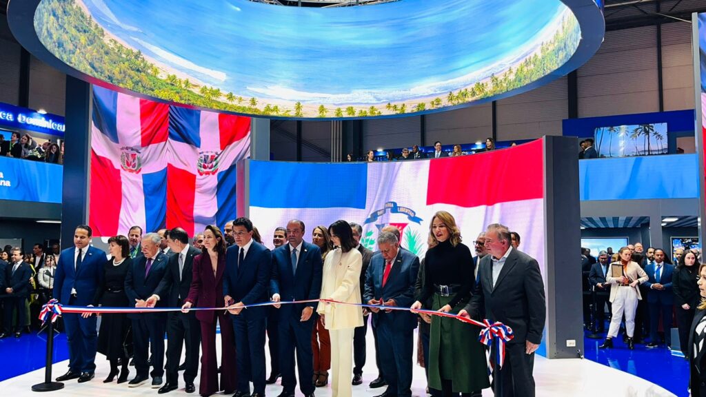 Corte de cinta por el ministro de turismo David Collado en la inauguración del Stand de la República Dominica en FITUR 2024