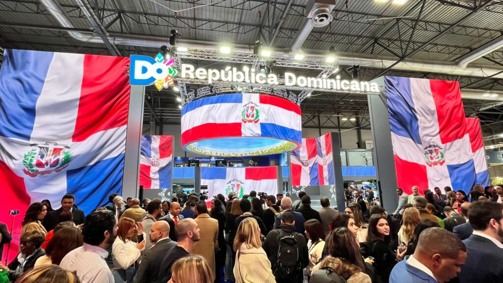 Ministro Collado inaugura stand en Fitur 1