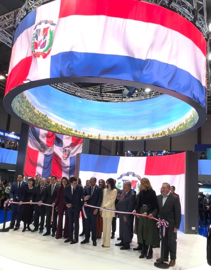 Ministro Collado inaugura stand en Fitur 2