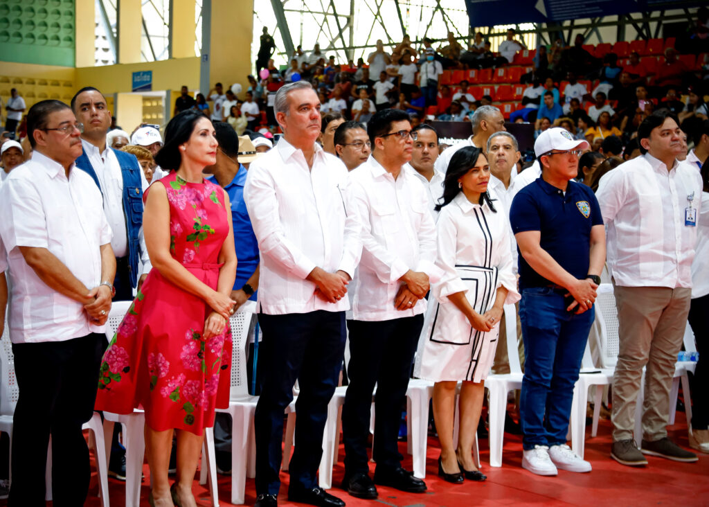 El Presidente de la República, Luis Abinader, la Primera Dama Raquel Arbaje y representantes de más de 20 instituciones