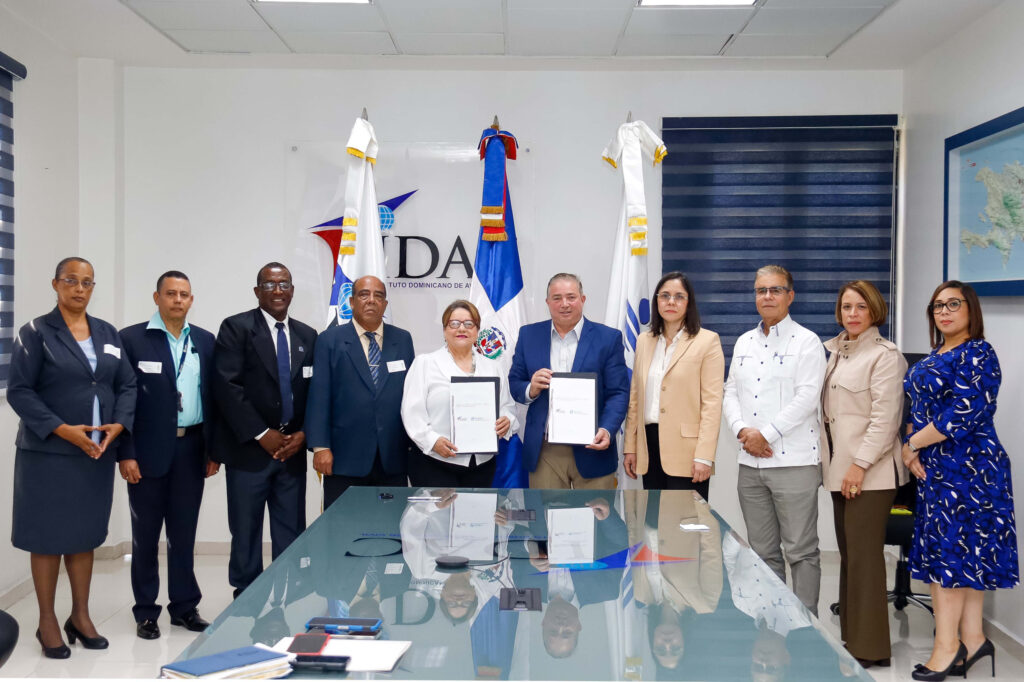 Directores y encargados presentes en el acuerdo de coordinación interinstitucional para fortalecer la prestación de los servicios de meteorología aeronáutica en el país