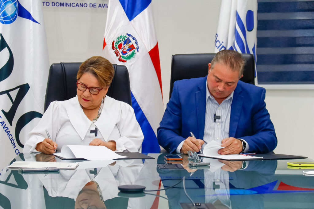 Laura Ceballos, directora del Onamet y Héctor Porcella, director general del Idac, firman acuerdo servicios de meteorología aeronáutica