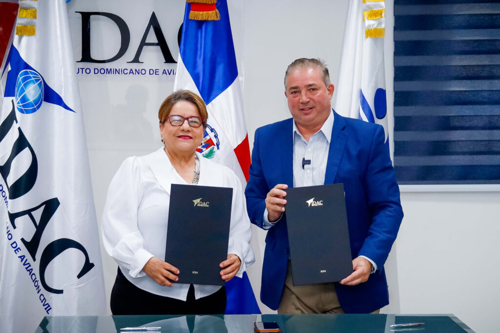 Héctor Porcella director general del Idac y Gloria Ceballos directora de la Onamet.