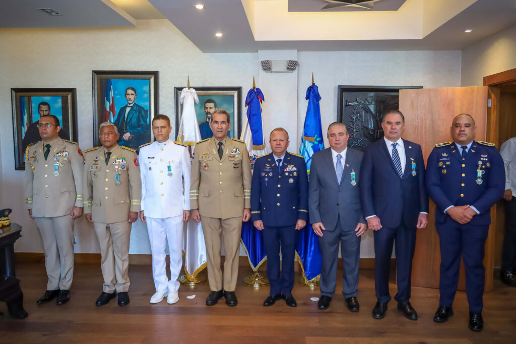 Héctor Porcella recibe medalla al mérito por logros en aviación civil 2
