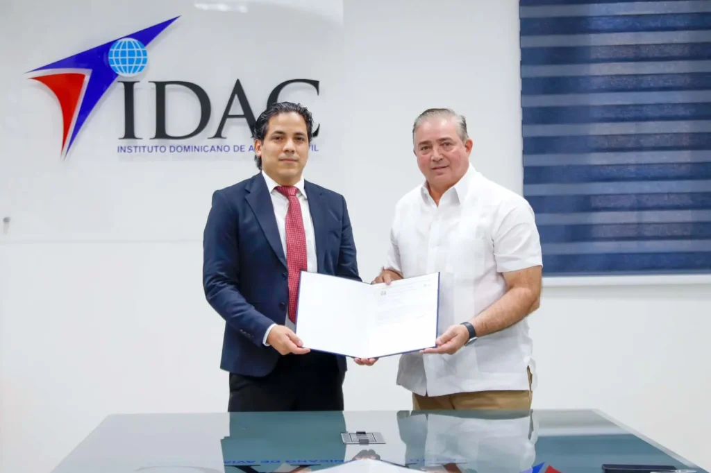 El director general del Instituto Dominicano de Aviación Civil, Idac, Héctor Porcella, entregó la certificación al director de Innovación de AFP Crecer, Carlos Barranco, que acredita a esta empresa para operar drones en la entrega de documentación a sus afiliados.