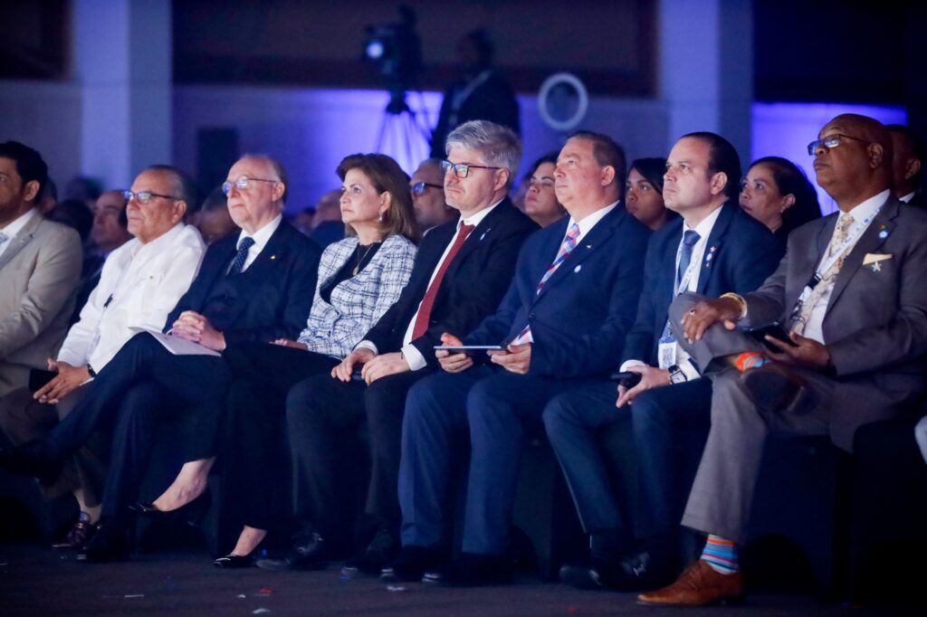 La vicepresidenta de la República, Raquel Peña, en representación del presidente Luis Abinader, junto a Salvatore Sciacchitano, presidente del Consejo de la OACI; Juan Carlos Salazar, secretario general de la OACI; Héctor Porcella, director general del IDAC y representantes del sector aeronáutico local e internacional, encabeza la apertura del III Simposio Mundial de Apoyo a la Implementación de la Organización de Aviación Civil Internacional (GISS).