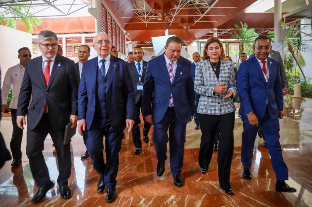 La Vicepresidenta de República, Raquel Peña, quien encabezó la apertura del III Simposio Mundial de Apoyo a la Implementación de la Organización de Aviación Civil Internacional Giss, junto al director general del Idac, Héctor Porcella, y ejecutivos de la Oaci, a su llegada al evento internacional.