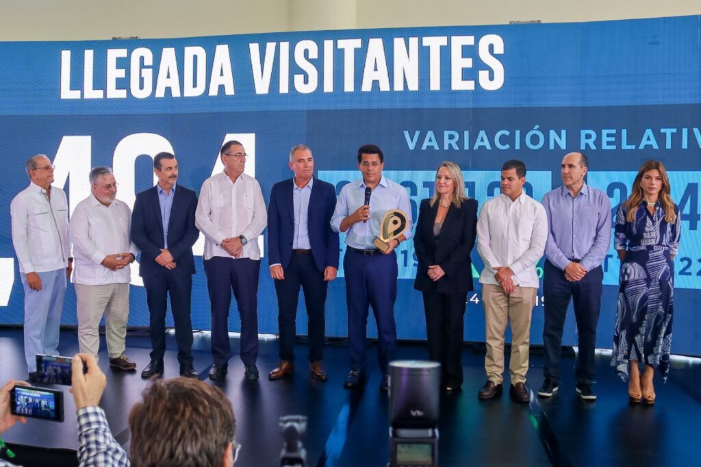 David Collado, ministro de Turismo, recibe reconocimiento por parte de gestores ligados al sector