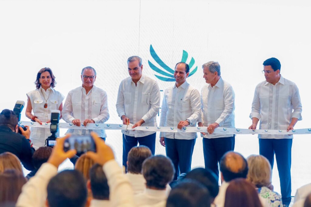 El presidente Luis Abinader procede al corte de la cinta