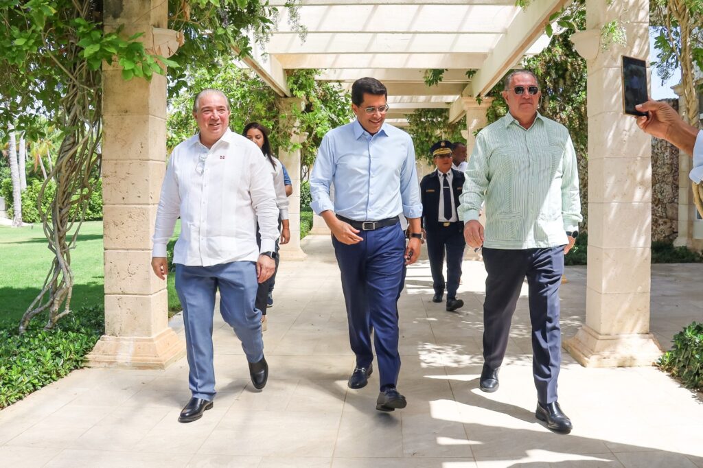 Héctor Porcella, director general del IDAC; David Collado, ministro de Turismo y Antonio Yapor, miembro de la Junta de Aviación Civil.