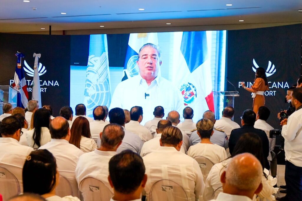 Presidente Abinader encabeza acto inaugural de la nueva terminal del Aeropuerto de Punta Cana Punta Cana. - En un acto encabezado por el presidente Luis Abinader y con la presencia de las principales autoridades del sector aeronáutico y líderes del turismo, el Grupo Puntacana inauguró la nueva terminal de su aeropuerto internacional, coincidiendo con el 40 aniversario de la modesta terminal con pista de tierra que puso en marcha el gran desarrollo turístico en la región Este de la República Dominicana. Al pronunciar el discurso de orden, Frank Elías Rainieri, presidente y Ceo del Grupo Puntacana expresó que el Aeropuerto de Punta Cana ha mantenido su compromiso con la innovación, lo que le ha permitido ser uno de los mejores aeropuertos de América Latina, con un crecimiento constante”. “Hoy, a 40 años de nuestros inicios, y con más de 120 millones de pasajeros, el Aeropuerto de Punta Cana se presenta como un modelo de desarrollo sostenible que nos permite asumir nuevas inversiones, manteniéndonos a la vanguardia y delante de la curva de crecimiento del sector turístico”, apuntó Frank Elías, acompañado de su padre Frank Rainieri, su madre Haidee Kuret de Rainieri y el presidente Abinader, quien tuvo a su cargo el corte simbólico de la cinta. El director general del Instituto Dominicano de Aviación Civil Idac, Héctor Porcella, compartió un breve mensaje en video donde definió la nueva terminal del Aeropuerto Internacional de Punta Cana como uno de los grandes acontecimientos del sector aeronáutico del país en el siglo XXI. “Estoy hablando del aeropuerto de mayor tráfico en la República Dominicana y el de mayor conectividad en el Caribe, uniendo 75 ciudades y 34 países en todo el globo”, manifestó Porcella, resaltando que también ha sido reconocido en varias ocasiones como el mejor aeropuerto de América Latina y el Caribe. “Me permito, en nombre del Idac y de toda la familia aeronáutica del país, compartir un abrazo de respeto y admiración a la familia Ranieri, a sus miles de colaboradores y a todos los que de alguna manera otra, han hecho posible el milagro de hacer de la República Dominicana el primer destino turístico del Caribe”, subrayó Porcella. El acto contó con la presencia del ministro de Turismo, David Collado; del ministro administrativo, en licencia, José Ignacio Paliza; del presidente de Asonahores, David Llibre; de Monseñor Jesús Castro, Obispo de la Diócesis de la Altagracia; y diversas autoridades del turismo y de la aviación civil del país. La expansión de la Terminal B del Aeropuerto de Punta Cana contó con una inversión de más de 90 millones de dólares y podrá movilizar 5 mil pasajeros por hora y 4 millones de pasajeros al año. Este proyecto tendrá una extensión de unos 35 mil metros cuadrados y cuenta con siete puertas de embarque y siete puentes aéreos. Se proyecta que, con esta adición de la Terminal B, el aeropuerto sobrepasará los 11 millones de pasajeros anualmente, permitiendo satisfacer el aumento de la demanda prevista en la zona de 14 mil nuevas habitaciones hoteleras en los próximos años. PIES DE FOTOS: 1)- Mensaje en video compartido por el director general del IDAC, Héctor Porcella. 2)- El presidente Luis Abinader intercambia con autoridades del sector aeronáutico. 3)- Recorrido por las nuevas instalaciones. 4)- El presidente Luis Abinader procede al corte de la cinta. 5)- Parte de las autoridades y líderes del sector turístico presentes en la ceremonia. 6)- El presidente Abinader comparte con Héctor Porcella, director general del Idac y Tony Yapor, de la Jac.
