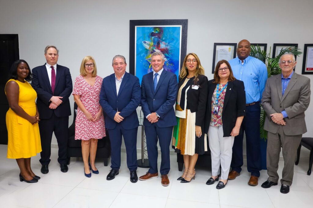 Héctor Porcella, director general del Idac y Warren Christie, director de operaciones de JetBlue.
