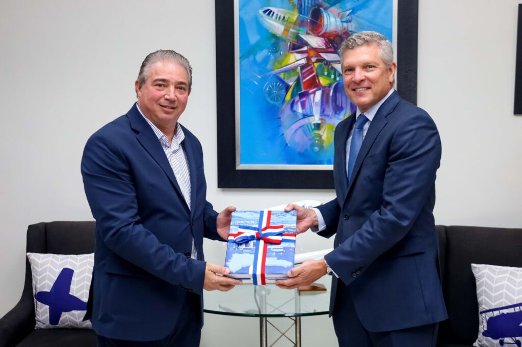 Héctor Porcella, director general del Idac y Warren Christie, director de operaciones de JetBlue.
